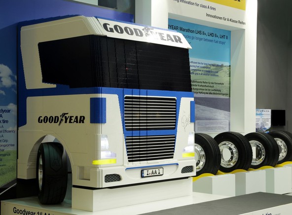 EBAY Dobrodelna dražba: Goodyearov LEGO tovornjak prodan za 6.050 evrov