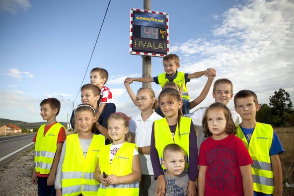 Družba Goodyear Dunlop Sava Tires: Goodyear prikazovalniki hitrosti 'Vi vozite' za 13 slovenskih občin