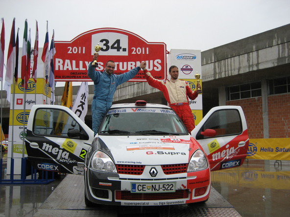 Renault clio 2.0 RS: Matej Grudnik in Jure Ročnik na stopničkah na Rallyu Saturnus
