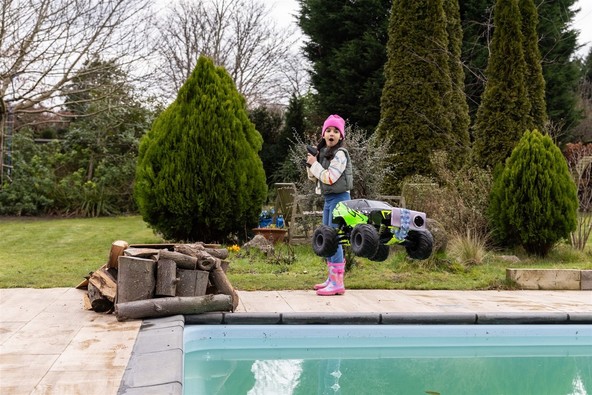 Se najdete v zgodbah staršev?: Otroci telefon vrgli s padalom, da bi preizkusili njegov pristanek