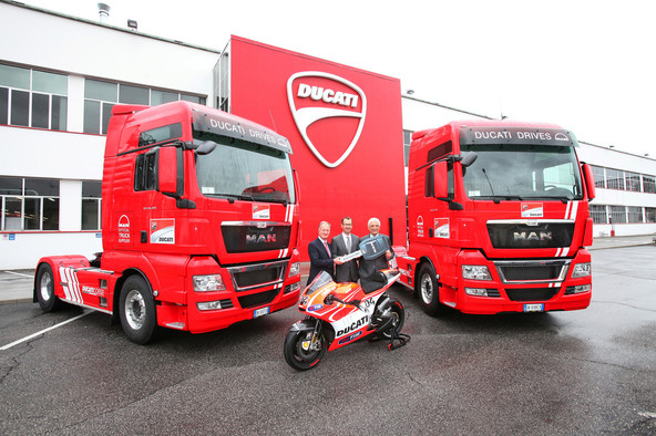 MAN Truck & Bus: MAN-ovi tovornjaki prevažajo dirkalne motorje za ekipo Ducati MotoGP™