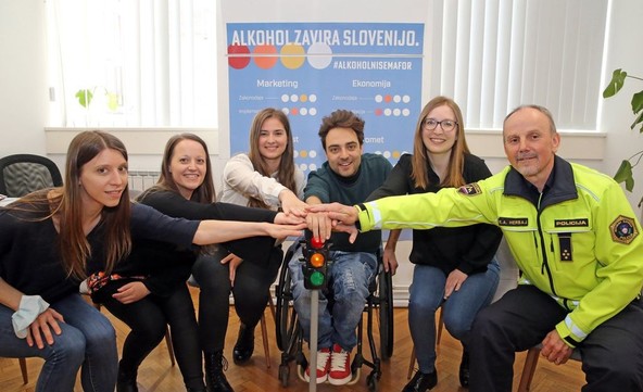 Alkohol zavira (prometna varnost) Slovenijo : Kako se bodo problema alkohola v Sloveniji lotile slovenske stranke?