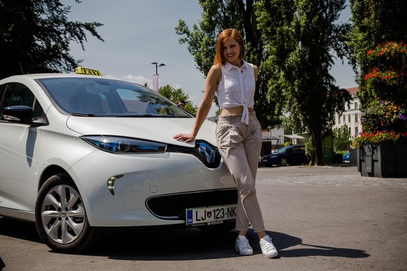 ELEKTRIČNE TAKSIJE »Z.E. TAXI« BOSTE LAHKO VOZILI TUDI SAMI: RENAULT RAZVESELIL LJUBLJANČANE Z BREZPLAČNIM, 100-ODSTOTNO ELEKTRIČNIM TAKSIJEM BREZ IZPUSTOV