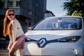 ELEKTRIČNE TAKSIJE »Z.E. TAXI« BOSTE LAHKO VOZILI TUDI SAMI: RENAULT RAZVESELIL LJUBLJANČANE Z BREZPLAČNIM, 100-ODSTOTNO ELEKTRIČNIM TAKSIJEM BREZ IZPUSTOV