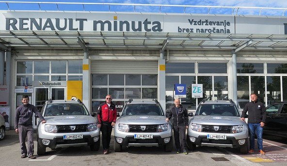 - Nova vozila Dacia Duster z gorskimi reševalci. Z leve: Matjaž Šerkezi (GRS Kamnik), Igor Potočnik; predsednik GRZS, Danilo Pavšič (reševalna skupina Cerkno-Idrija, GRS Tolmin) in Blaž Belhar (GRS Tržič)