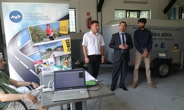 Javna agencija RS za varnost prometa: S POMOČJO NEVROZNANOSTI NAD UPORABNIKE MOBILNIH TELEFONOV MED VOŽNJO