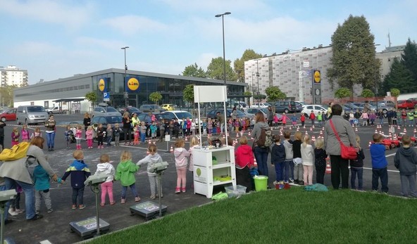 Poučna popotnica za otroke in odrasle v prometu: Več kot 2.000 otrok in odraslih se je izobraževalo o prometni varnosti