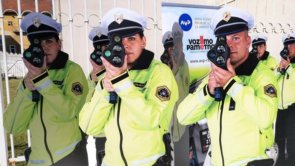 16 silhuet policistov z radarjem za 8 policijskih uprav: Darilo Agencije za varnost prometa 