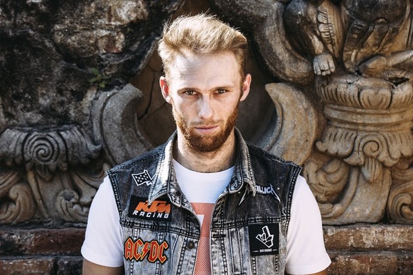 KTM-ov ambasador in stunt motorist : LIVING THE DREAM - dokumentarec o stunterju Roku Bagorošu