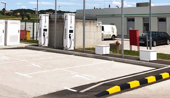 Ionity polnilnice na bencinskem servisu OMV Smednik