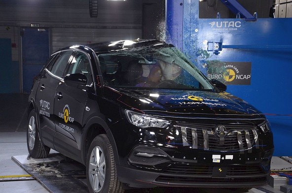 Jeep® Compass prejel pet zvezdic: Dokaz tehnoloških izboljšav za večjo varnost najnovejšega modela ikonske znamke Jeep
