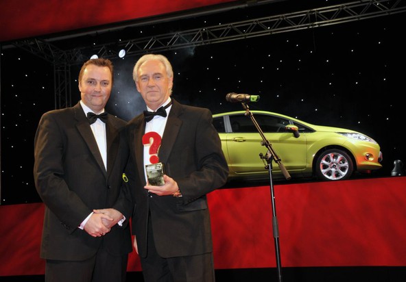 Steve Fowler in John Fleming ob fiestinem prejetju nagrade revije What Car?
