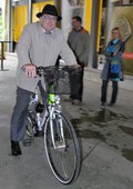 V vožnji z električnim kolesom se je preizkusil tudi mariborski župan, dr. Andrej Fištravec (avtorica fotografije: Tamara Divjak)