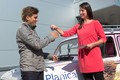 Podpis pogodbe in predaja ključev s strani predstavnice Ljubljanskih mlekarn Sare Wagner v roke Gašperja Karlovška, podpredsednika Kluba ljubiteljev in lastnikov vozil Renault