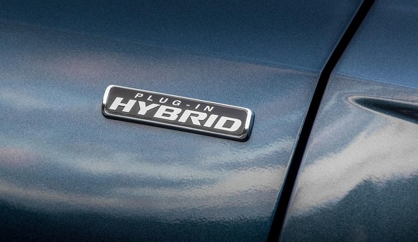 Skrita poraba goriva: Priključni hibridi onesnažujejo skoraj toliko kot bencinski avtomobili 