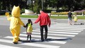 Kuža Pazi bo tudi letos otroke po celotni Sloveniji pospremil na (varni) poti v šolo