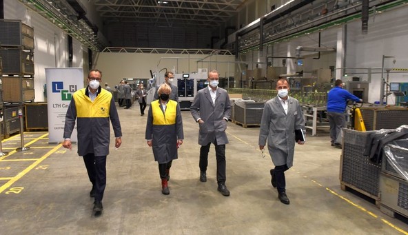 Od leve proti desni: Frank Wimmer, vodja nabave ulitkov iz lahkih kovinskih materialov za skupino BMW Gertrud Rantzen, predsednica upravnega odbora Slovensko-nemške gospodarske zbornice Rafael Javornik, vodja prodaje OEM LTH Castings Samo Stopar, skrbnik ključnih kupcev, LTH Castings