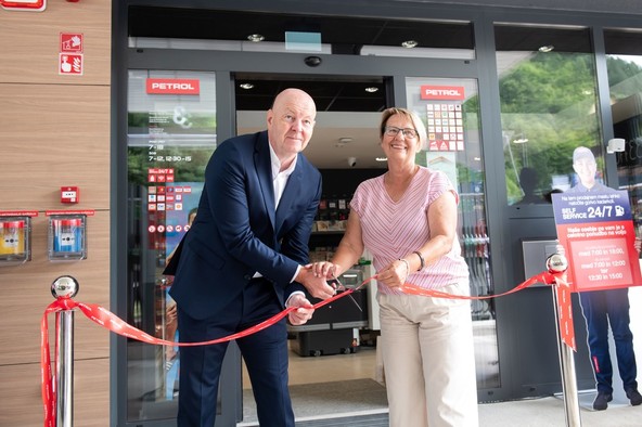 Leto dni po poplavah ...: Petrol slavnostno odprl tri prenovljena prodajna mesta