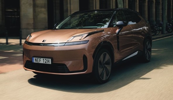 Leto 2025: od rasti do evolucije : LYNK & CO KREPI SVOJO MALOPRODAJO IN PRIPRAVLJA PODLAGO ZA NOVO OBDOBJE RASTI