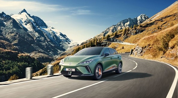 Navdušujoč, novi dvomotorni MG4 ev : MG JE ZAČEL S PRODAJO NEZAMENLJIVEGA MG4 EV XPOWER