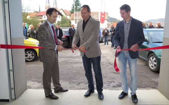 Prerez traku, od leve: Matjaž Kastelec, direktor marketinga poprodaje za regijo Adriatic v družbi Renault Nissan Slovenija, Simon in Anže Povše iz Avtoservisa Povše
