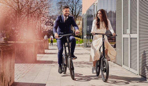 Zložljivo električno kolo Memove™ ON: Sveža rešitev trajnostne mobilnosti, ki misli tudi na poslovneže