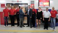 Motrio ekipa zaposlenih v Triglav Avtoservis, d.o.o. Na sredini na levi vodja prodajalcev rezervnih delov v Renault Nissan Adriatic Darko Kovačec in na desni direktor družbe Triglav  Avtoservis, d.o.o., Edvard Zabukovnik