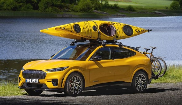 Ford Mustang Mach-E : ZDAJ LAHKO PREVAŽA KAJAKE IN STREŠNE KOVČKE