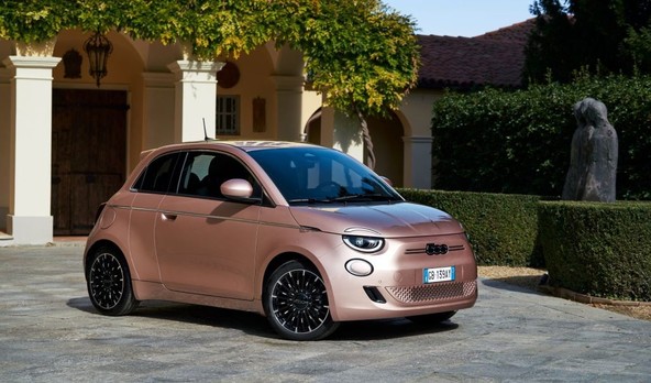 »Električno vozilo leta 2022«: Električni Fiat 500 prejel svojo 24. nagrado