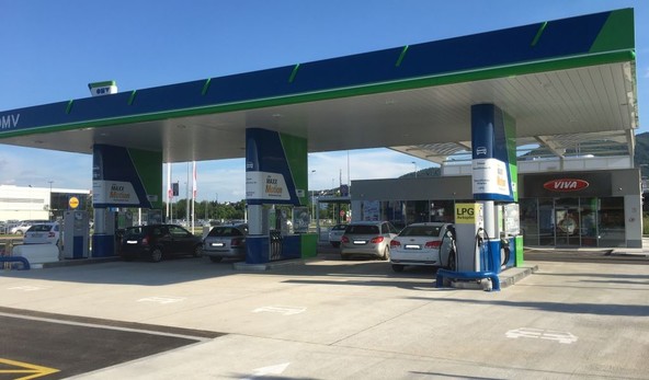 Na novem bencinskem servisu je na voljo skupno pet točilnih mest za osebne avtomobile in eno mesto za tovorna vozila