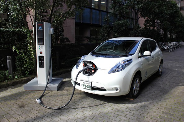 Nissan LEAF : Polni akumulatorje s sončno energijo