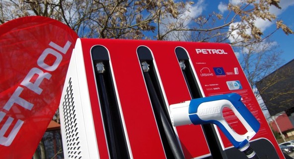 Tržaška cesta v Ljubljani: PETROL ODPRL PRVO JAVNO MINI VOZLIŠČE ZA HITRO POLNJENJE ELEKTRIČNIH VOZIL V SLOVENIJI