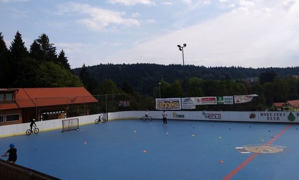 Program Varno na kolesu: Učenci OŠ Dolenjske Toplice postali ambasadorji varnega kolesarjenja