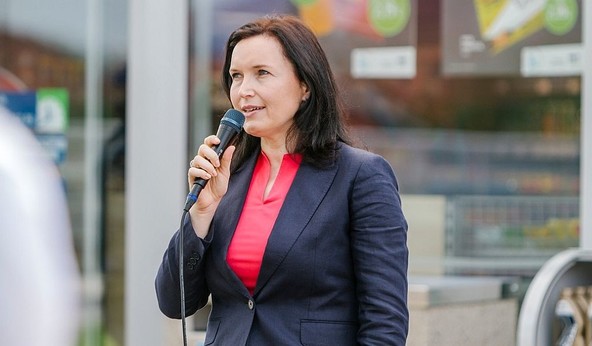 Ob uradni otvoritvi je zbrane nagovorila generalna direktorica OMV Slovenija Vanja Lombar