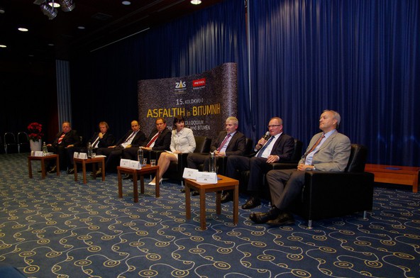 • Okrogla miza – z leve proti desni: ustanovitelj podjetja Mapri Primož Petrič, direktor CPG Kristjan Mugerli, predsednik uprave CGP Martin Gosenca, predsednik uprave Pomgrad Igor Banič, moderatorka okrogle mize Andreja Jernejčič, direktor DRSI Damir Topolko, član uprave Darsa Franc Skok in predstojnik Fakultete za gradbeništvo in geodezijo v Ljubljani Peter Lipar