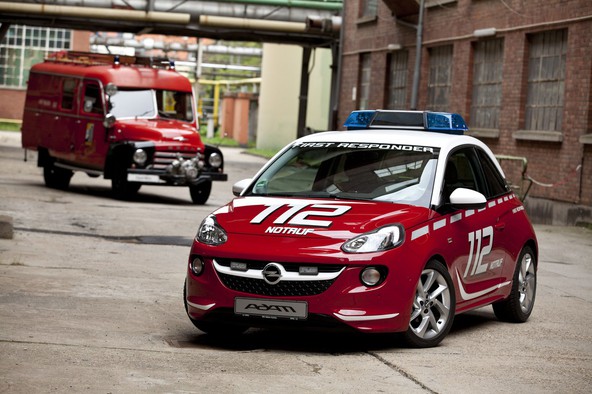 Rdeče beli Opel ADAM: Idealna podpora gasilcev