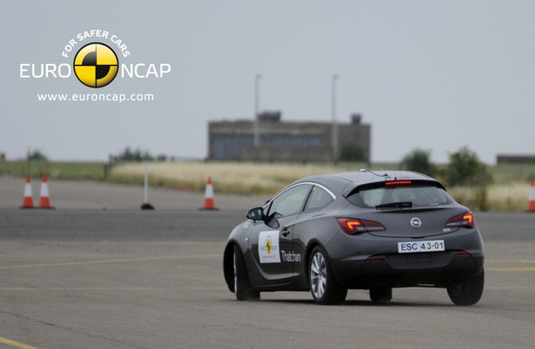 Opel zafira tourer in astra GTC: Pet zvezdic na preizkusnem trku Euro NCAP