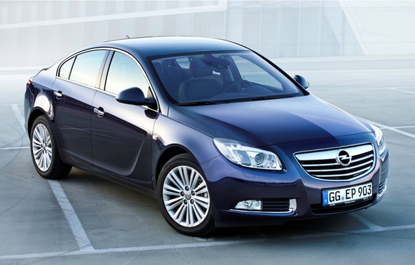 Opel insignia modelskega leta 2012: Novi motorji in premijske vsebine