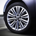 Opel insignia modelskega leta 2012: Novi motorji in premijske vsebine