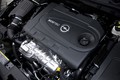 Opel insignia modelskega leta 2012: Novi motorji in premijske vsebine