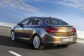 Opel astra sedan : Elegantna štirivratna limuzina zaokroža ponudbo