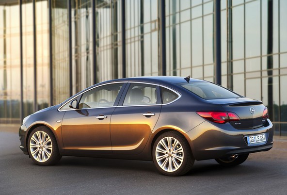 Opel astra sedan : Elegantna štirivratna limuzina zaokroža ponudbo