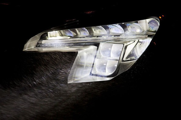 LED matrične luči : Oplova revolucija luči za avtomobilsko industrijo