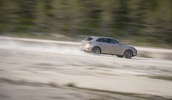 Novi vrhunski SUV-model : Cayenne Turbo S E-Hybrid prepriča z inovativnimi sistemi podvozja