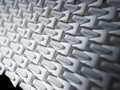 Urbani električni kupe PEUGEOT FRACTAL: FRACTAL z zvokovno ojačanim voznikovim mestom PEUGEOT i-Cockpit®