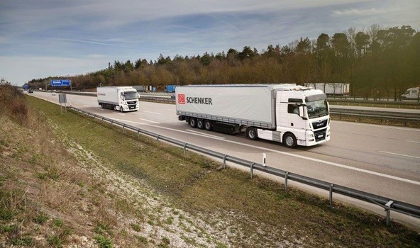 Prvi prevozi povezljivih tovornjakov: DB Schenker in MAN se strinjata o platooning projektu