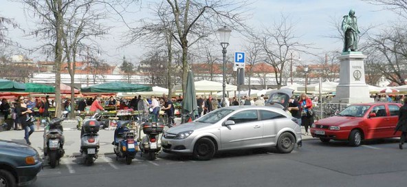 Avtomobilisti se ne zmenijo za prometni znak, ki označuje, da je parkirišče namenjeno motornim kolesom