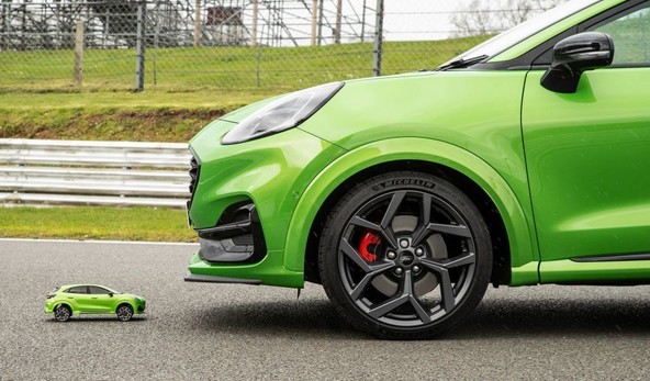 ‘David proti Goljatu’ : Ekstremni test dinamičnosti SUV-ja