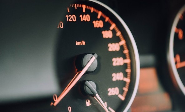 Analiza portala carVertical: Kako se pogostost prevar s prevrtenimi kilometri razlikuje med državami?