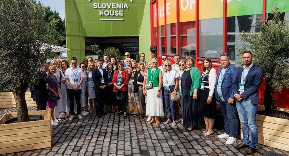 Gospodarska delegacija pred Slovensko hišo v pariškem parku La Villette